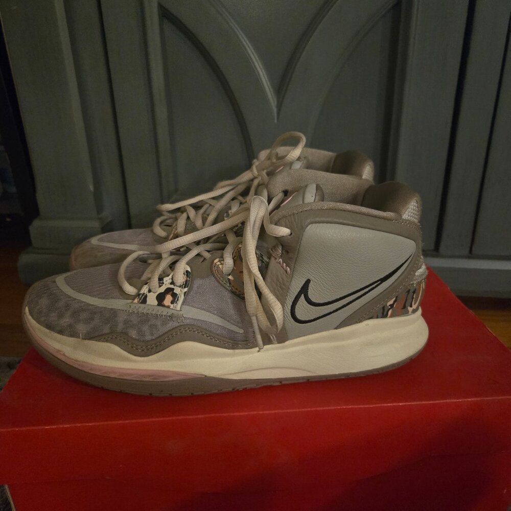 Kyrie Sneakers